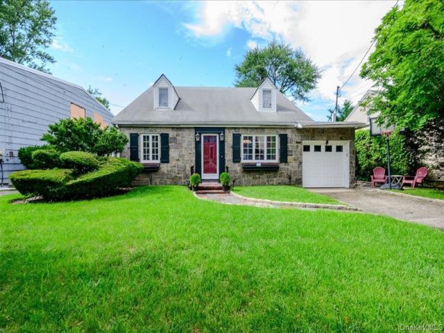  4 BR,  3.00 BTH &nbsp;Cape cod style home in Woodmere