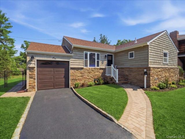  3 BR,  2.00 BTH &nbsp;Ranch style home in East Northport