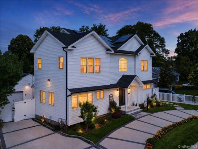  6 BR,  3.00 BTH &nbsp;Colonial style home in East Meadow