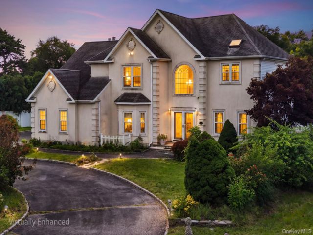  4 BR,  4.00 BTH &nbsp;Colonial style home in Medford