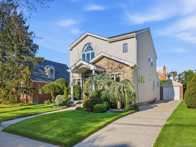  3 BR,  3.00 BTH &nbsp;Colonial style home in New Hyde Park