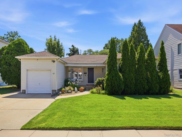  4 BR,  2.00 BTH &nbsp;Ranch style home in New Hyde Park