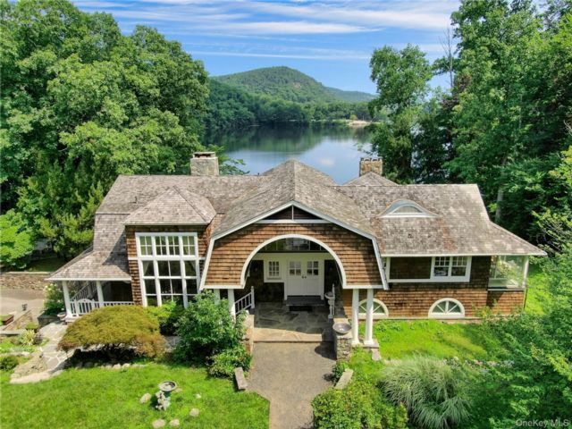 5 BR,  7.00 BTH &nbsp;Split level style home in Tuxedo Park