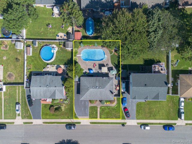  4 BR,  2.00 BTH &nbsp;Exp ranch style home in Deer Park