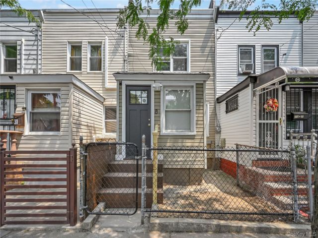 2 BR,  2.00 BTH &nbsp;Colonial style home in Jamaica