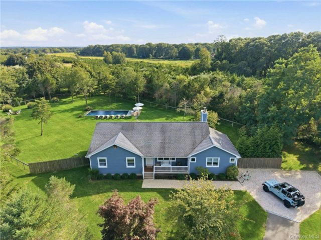  4 BR,  3.00 BTH &nbsp;Ranch style home in East Marion