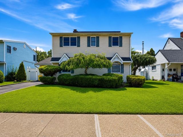  6 BR,  2.00 BTH &nbsp;A-frame style home in Hicksville