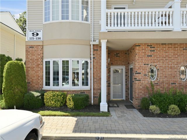  2 BR,  1.00 BTH &nbsp;Garden style home in Amityville