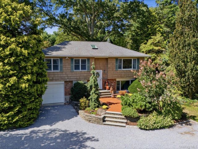  5 BR,  2.00 BTH &nbsp;Raised ranch style home in Greenlawn