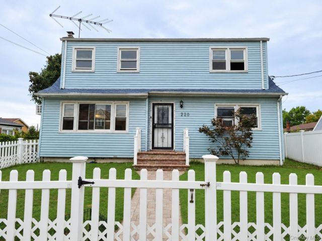  4 BR,  3.00 BTH &nbsp;Exp cape style home in Elmont