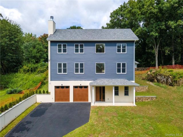  3 BR,  3.00 BTH &nbsp;Colonial style home in Montrose