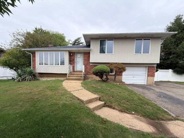  3 BR,  2.00 BTH &nbsp;Split level style home in Farmingdale