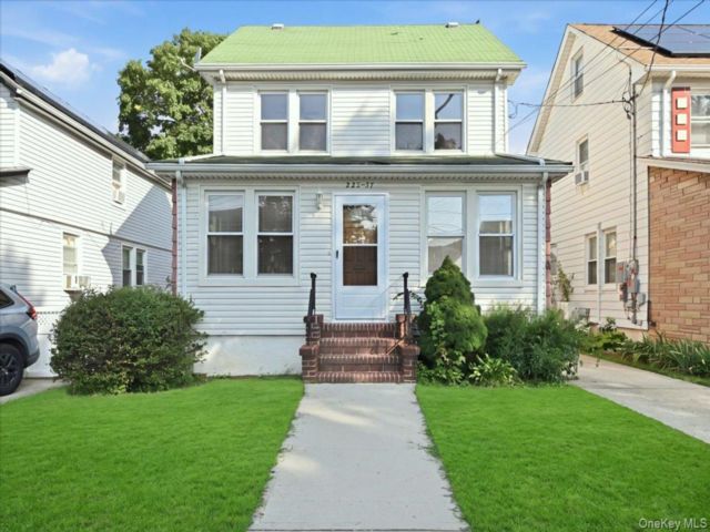 3 BR,  2.00 BTH &nbsp;Colonial style home in Queens Village
