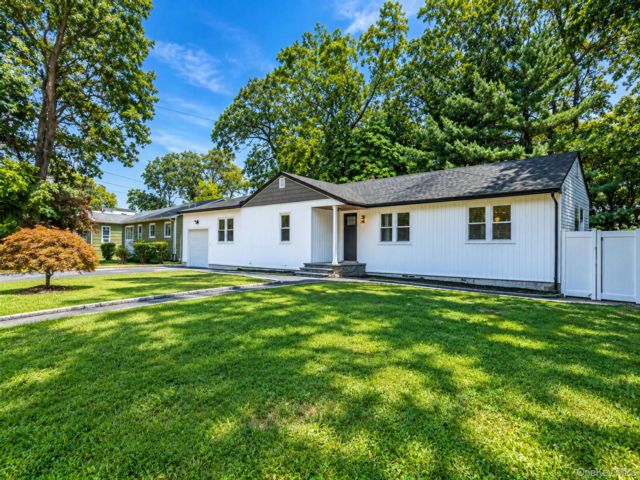  3 BR,  3.00 BTH &nbsp;Ranch style home in West Babylon