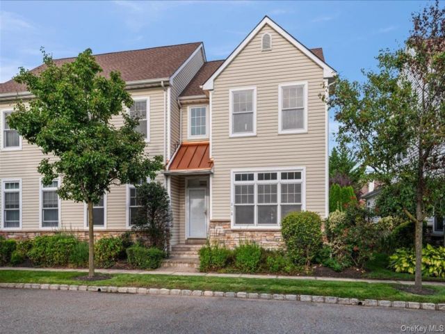  3 BR,  3.00 BTH &nbsp;Condo style home in Port Washington