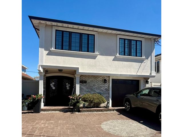  4 BR,  3.00 BTH &nbsp;Colonial style home in Howard Beach