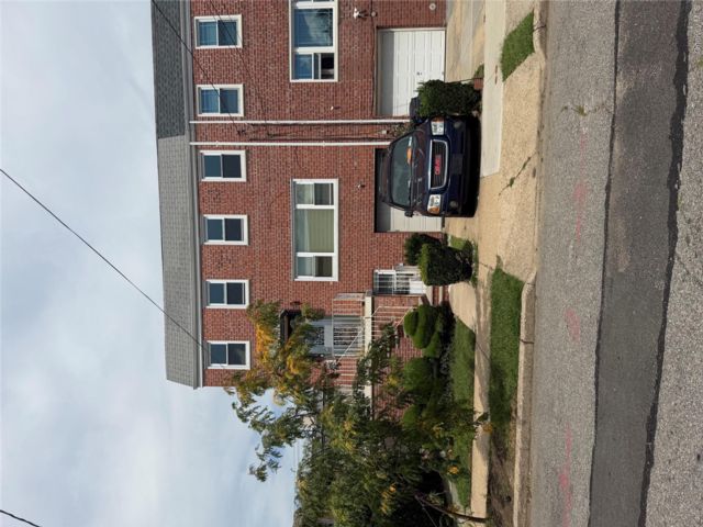  3 BR,  3.00 BTH &nbsp;House style home in Queens Village