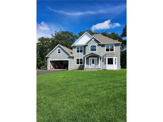  4 BR,  3.00 BTH &nbsp;Colonial style home in Islandia