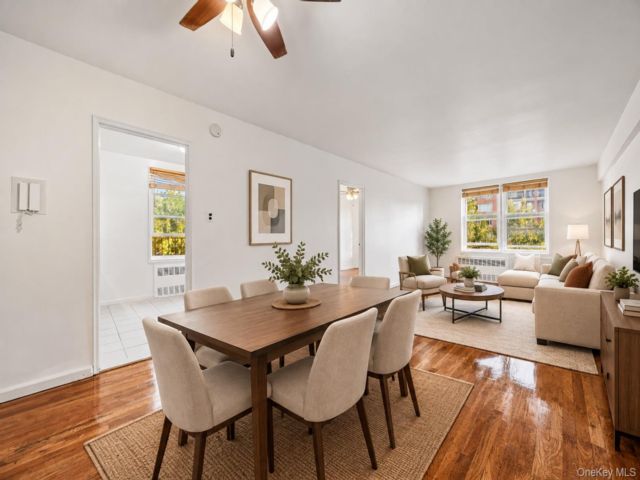  2 BR,  1.00 BTH &nbsp;Mid rise style home in Woodside