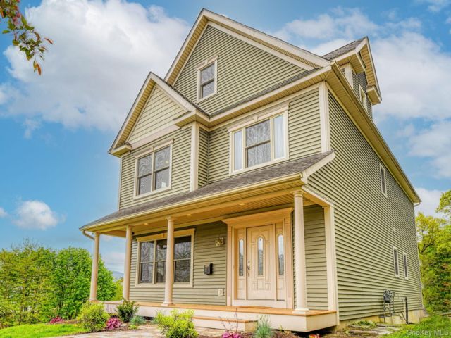  3 BR,  3.00 BTH &nbsp;Colonial style home in Newburgh