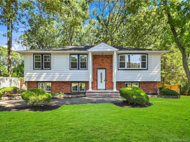  6 BR,  2.00 BTH &nbsp;Hi ranch style home in Coram