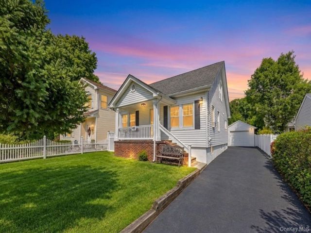  3 BR,  2.00 BTH &nbsp;Cape cod style home in Kings Park