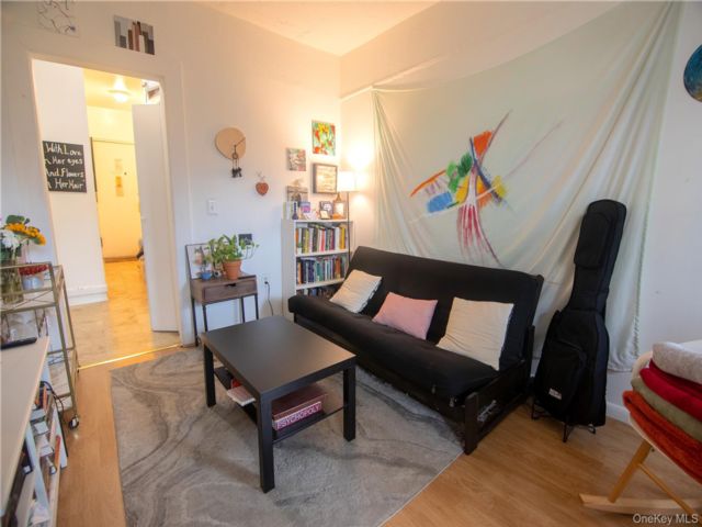  1 BR,  1.00 BTH &nbsp;Mid rise style home in Astoria