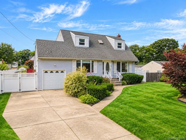 4 BR,  2.00 BTH &nbsp;Exp cape style home in West Islip