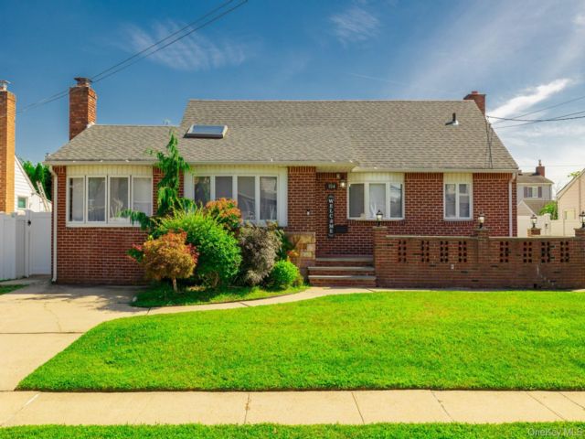  2 BR,  2.00 BTH &nbsp;Ranch style home in West Babylon