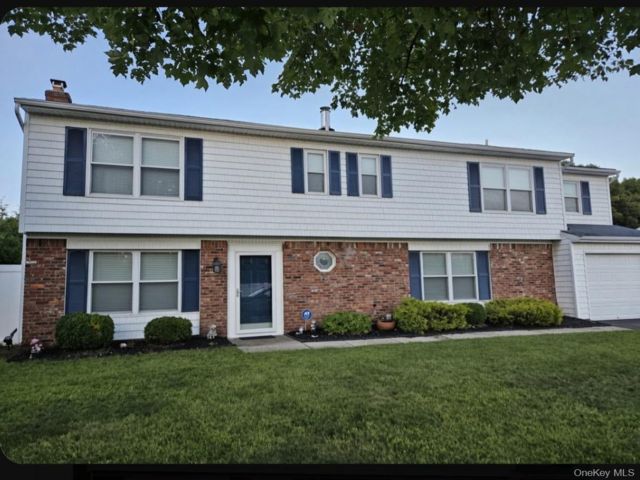  4 BR,  3.00 BTH &nbsp;Colonial style home in Holbrook