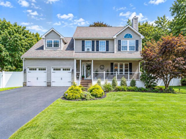  4 BR,  2.00 BTH &nbsp;Colonial style home in East Patchogue