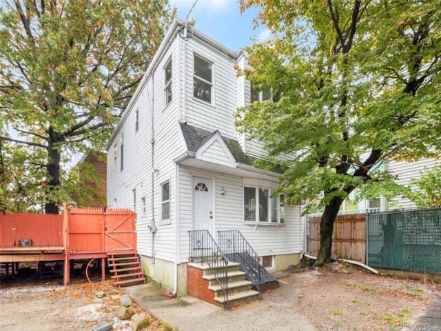  4 BR,  3.00 BTH &nbsp;Colonial style home in Maspeth