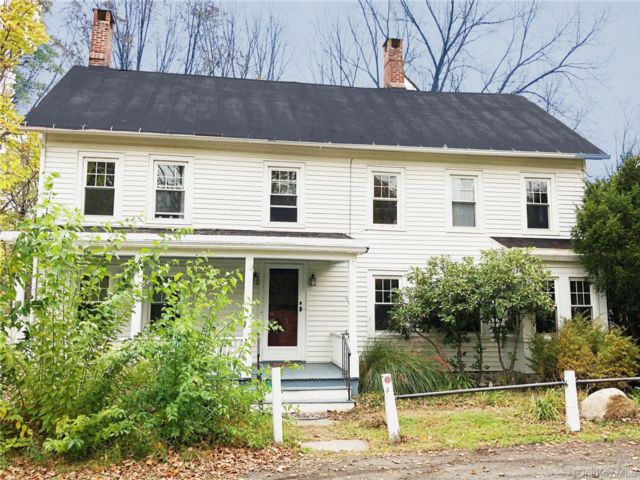  3 BR,  2.00 BTH &nbsp;Colonial style home in Wallkill