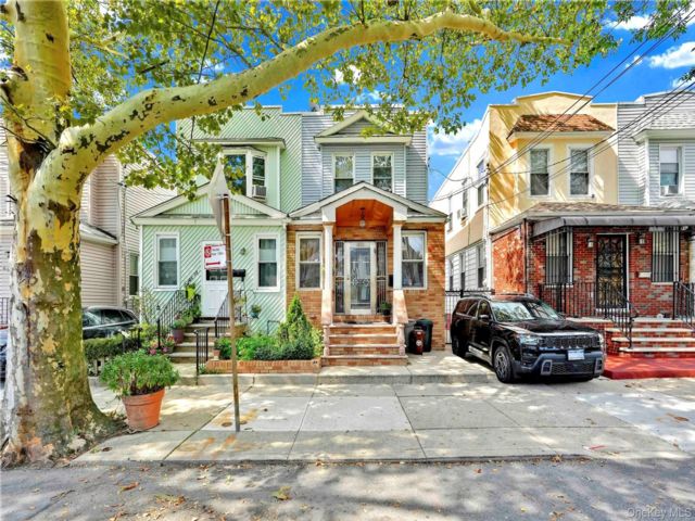  3 BR,  2.00 BTH &nbsp;Colonial style home in Kew Gardens