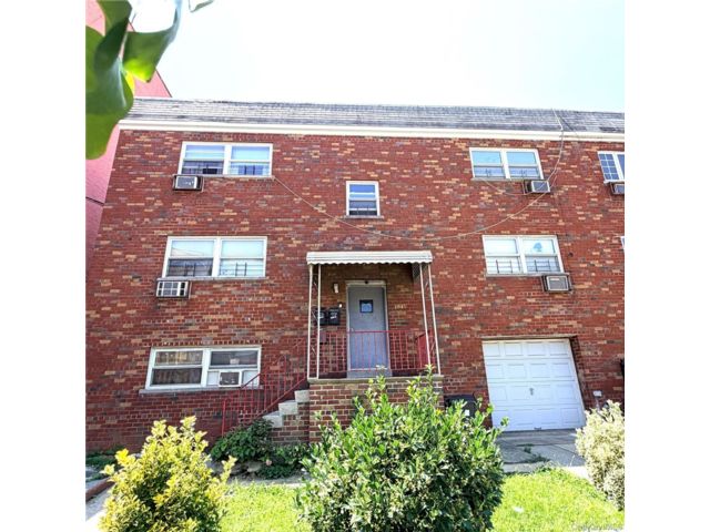  8 BR,  3.00 BTH &nbsp;Colonial style home in Parkchester