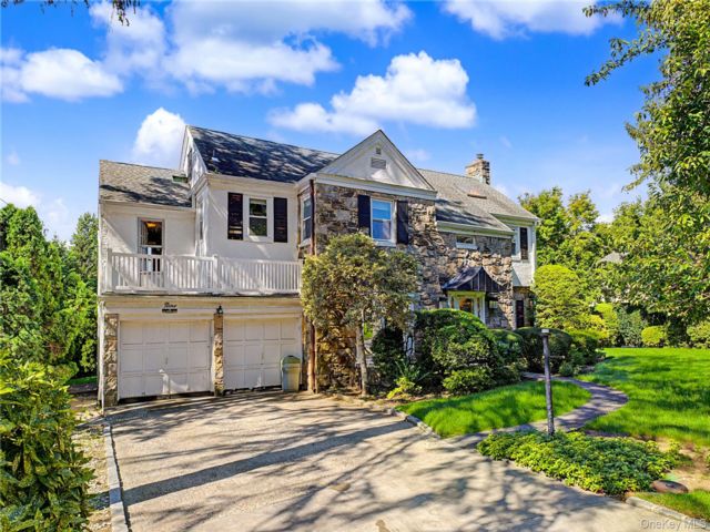  4 BR,  3.00 BTH &nbsp;Colonial style home in Great Neck