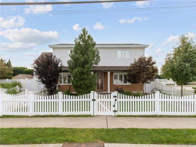  4 BR,  2.00 BTH &nbsp;Colonial style home in Massapequa