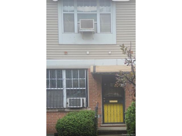  3 BR,  3.00 BTH &nbsp;Contemporary style home in East New York