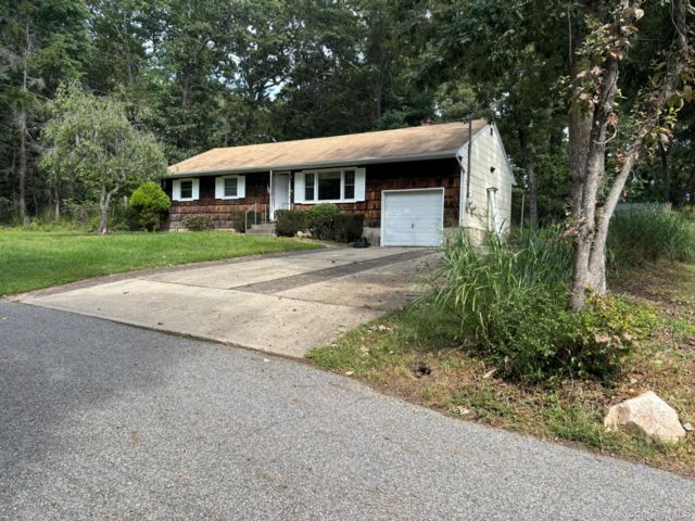  3 BR,  1.00 BTH &nbsp;Ranch style home in Islandia