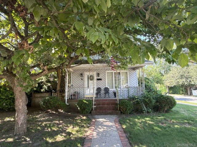  3 BR,  2.00 BTH &nbsp;Colonial style home in Lynbrook