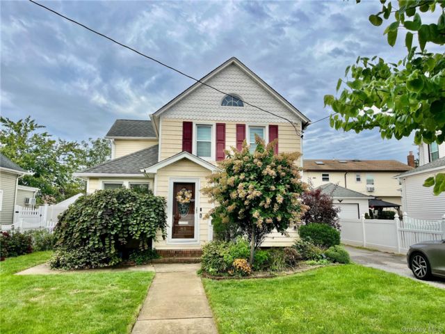  3 BR,  1.00 BTH &nbsp;Colonial style home in Lynbrook