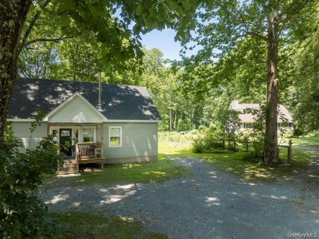  5 BR,  4.00 BTH &nbsp;Cape cod style home in Pleasant Valley