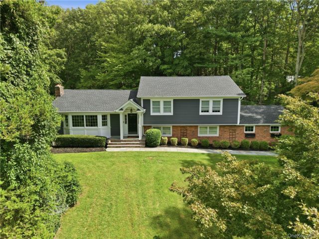  4 BR,  3.00 BTH &nbsp;Split level style home in Centerport
