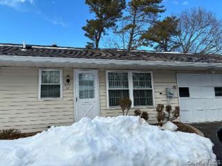 2 BR,  2.00 BTH &nbsp;Ranch style home in Ridge