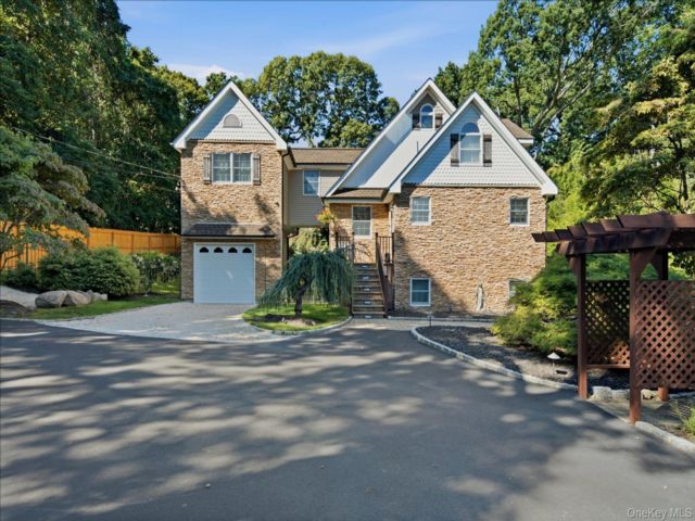  5 BR,  4.00 BTH &nbsp;Colonial style home in Miller Place