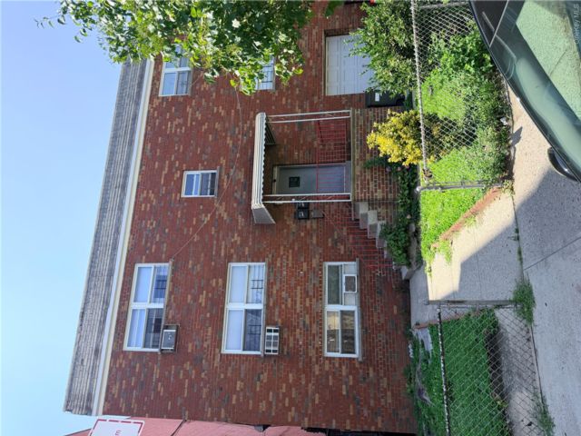  8 BR,  3.00 BTH &nbsp;Colonial style home in Parkchester