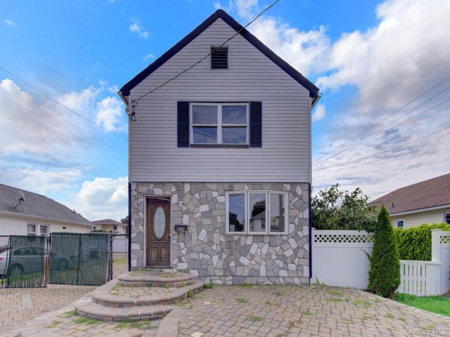  3 BR,  2.00 BTH &nbsp;Colonial style home in Roosevelt