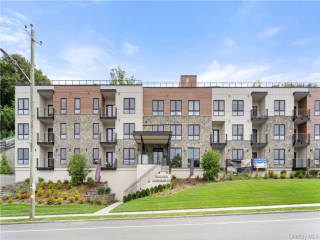  2 BR,  2.00 BTH &nbsp;Mid rise style home in Croton-on-hudson