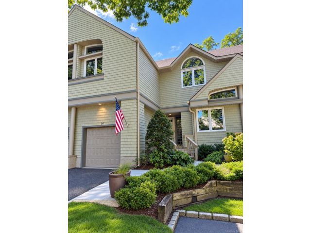  3 BR,  3.00 BTH &nbsp;Condo style home in Huntington