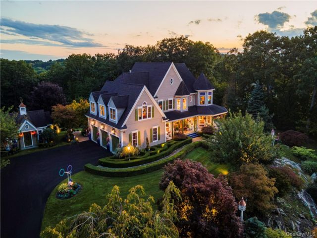  4 BR,  5.00 BTH &nbsp;Colonial style home in Mahopac
